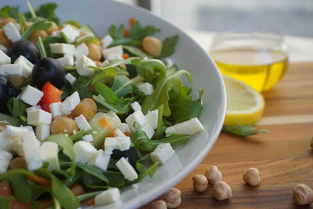 Insalata di ceci, pomodorini, rucola e mozzarella light. Proteica, leggera e ideale per organizzare il pranzo della settimana. si conserva in frigo 