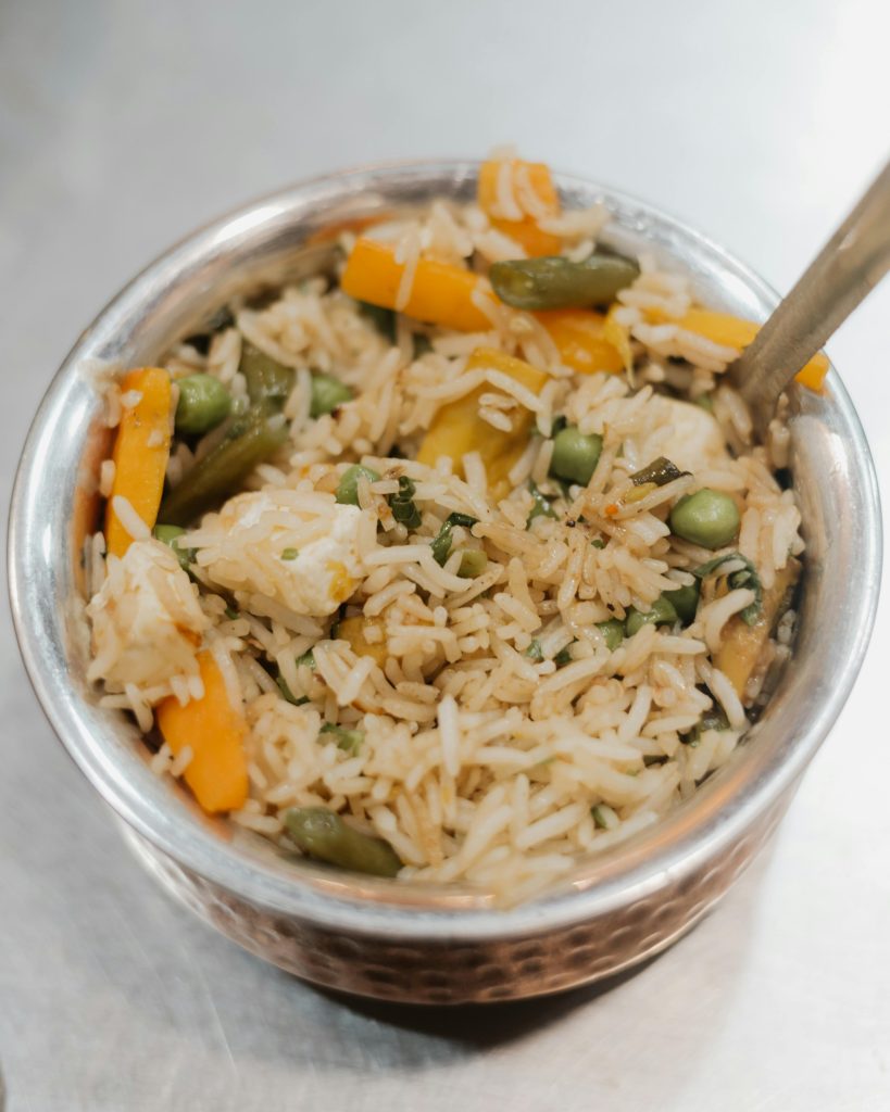 Ricetta facile e veloce light e senza grassi. riso basmati, verdure e legumi. leggera e sana per il pranzo della settimana.